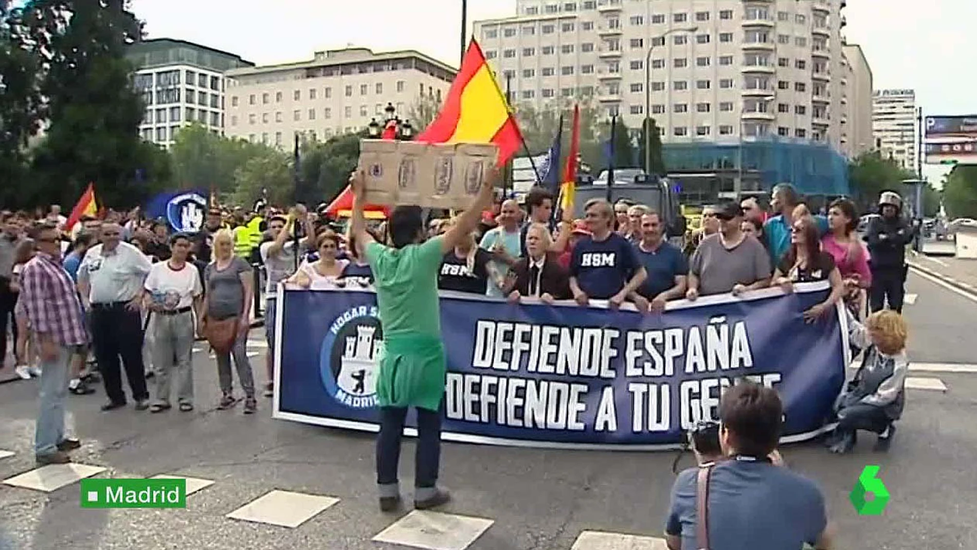 Un ciudadano se encara a los fascistas en Madrid