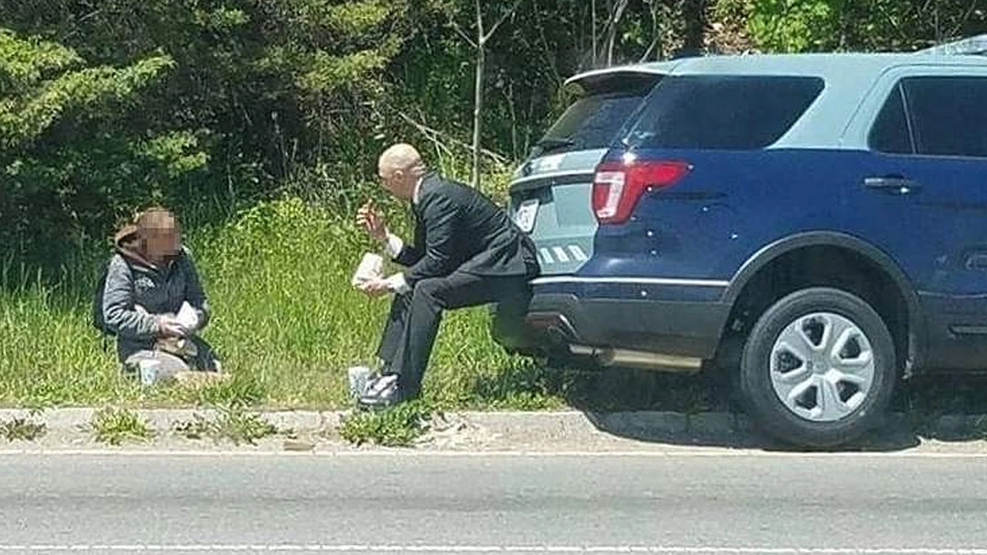 agente de EEUU almorzando con una mujer sin hogar agente de EEUU almorzando con una mujer sin hogar