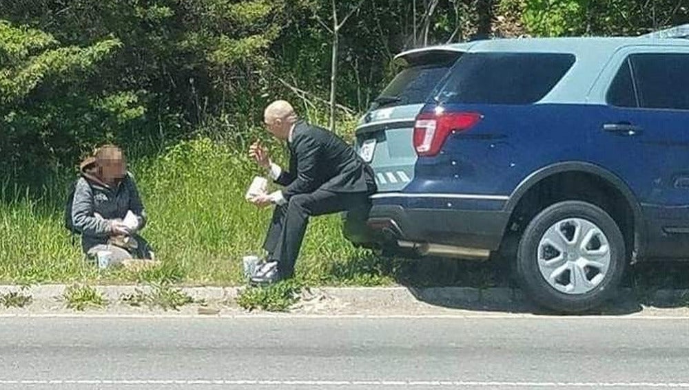 agente de EEUU almorzando con una mujer sin hogar