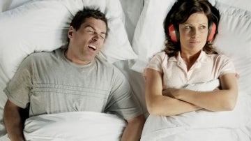 Un hombre roncando mientras su pareja no puede dormir