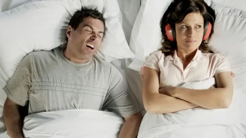 Un hombre roncando mientras su pareja no puede dormir