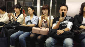 Japoneses jugando en el metro