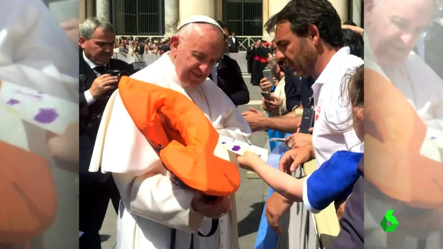 Entregan el chaleco de una niña al papa Entregan el chaleco de una niña al papa