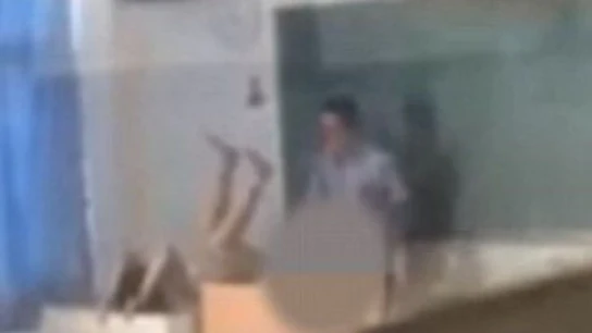 El profesor y la alumna, manteniendo relaciones en el aula El profesor y la alumna, manteniendo relaciones en el aula