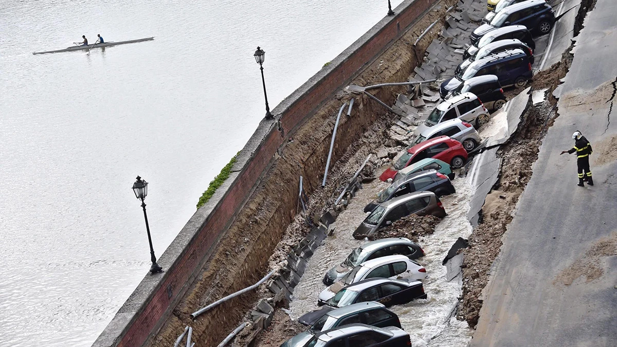 Un enorme socavón engulle a 20 coches en Florencia Un enorme socavón engulle a 20 coches en Florencia