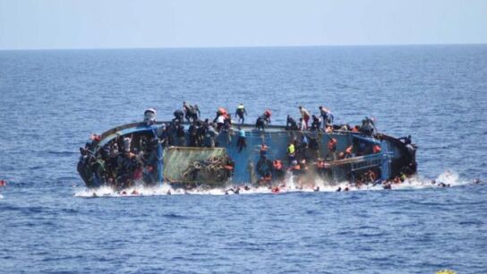 Barcaza con refugiados hundi&eacute;ndose