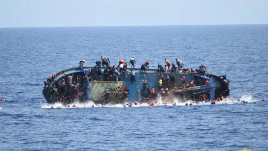 Barcaza con refugiados hundiéndose Barcaza con refugiados hundiéndose