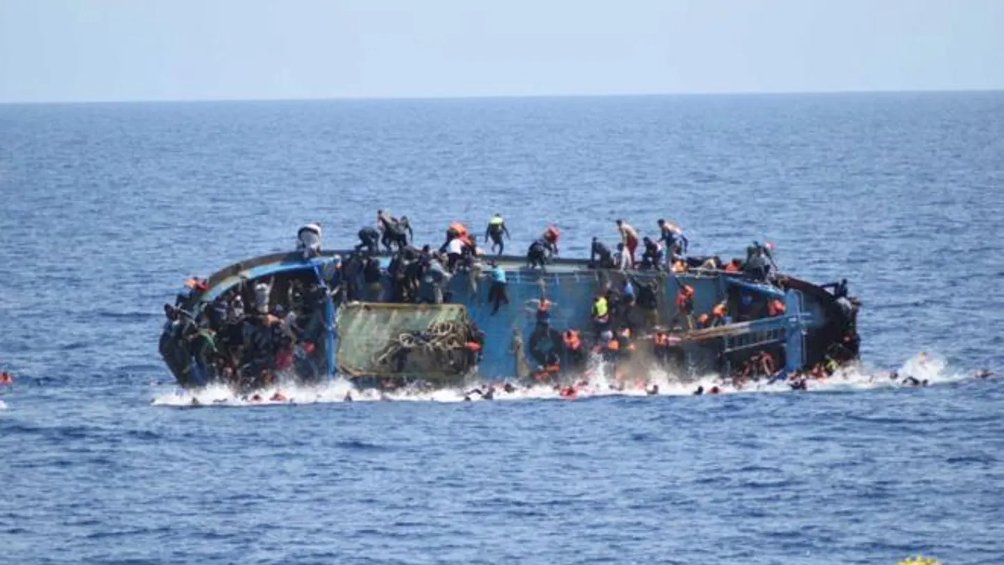 Barcaza con refugiados hundiéndose Barcaza con refugiados hundiéndose