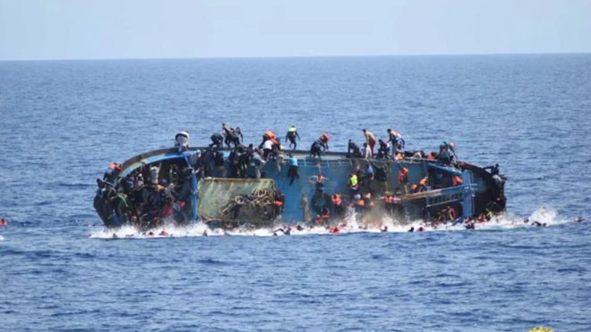Barcaza con refugiados hundiéndose