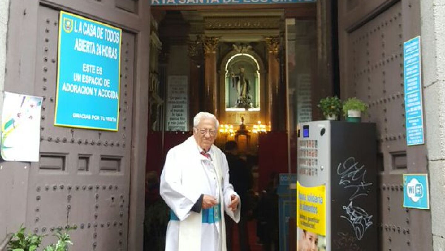 El padre &Aacute;ngel, en la Iglesia de San Ant&oacute;n