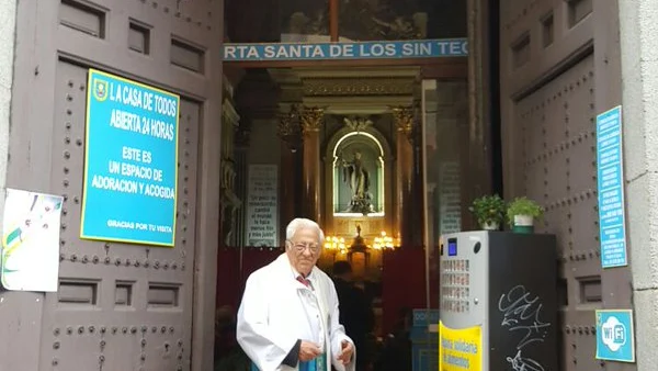 El padre Ángel, en la Iglesia de San Antón