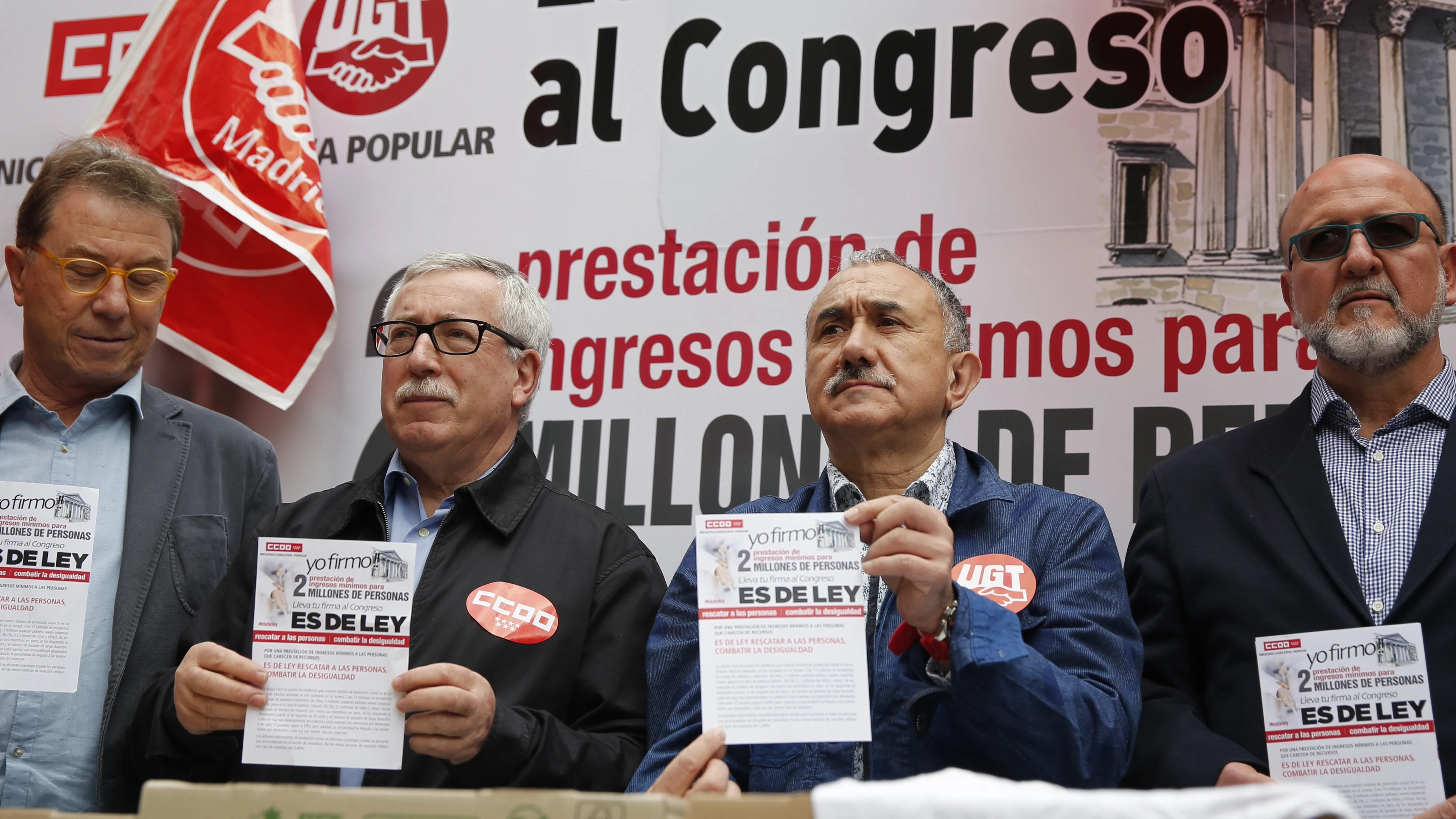 CCOO y UGT presentan firmas para aprobar una Renta Mínima