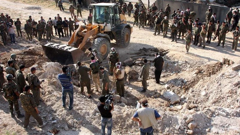 Fotografía de 2011 de una fosa común al norte de Siria