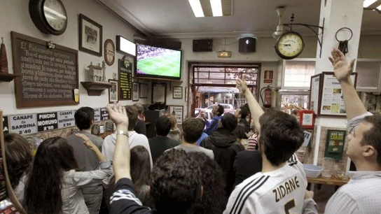 Aficionados al fútbol en un bar Aficionados al fútbol en un bar