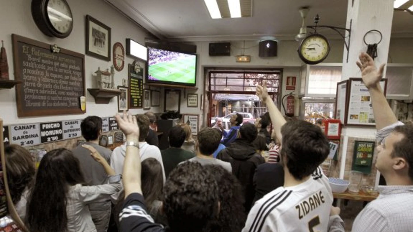 Aficionados al fútbol en un bar Aficionados al fútbol en un bar