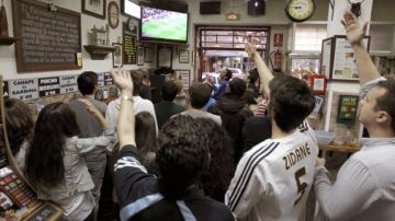Aficionados al fútbol en un bar