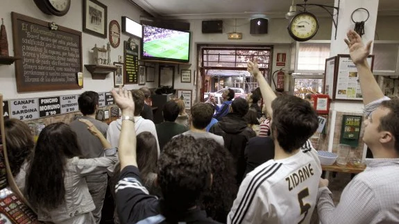 Aficionados al fútbol en un bar