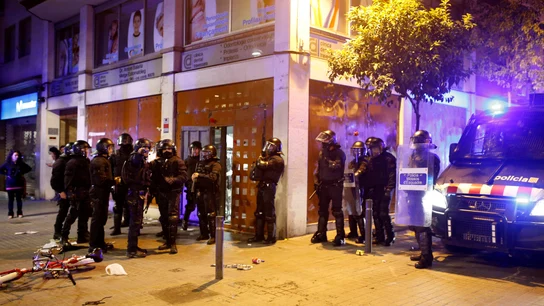 Varios antidisturbios junto al "banco okupado" Varios antidisturbios junto al "banco okupado"
