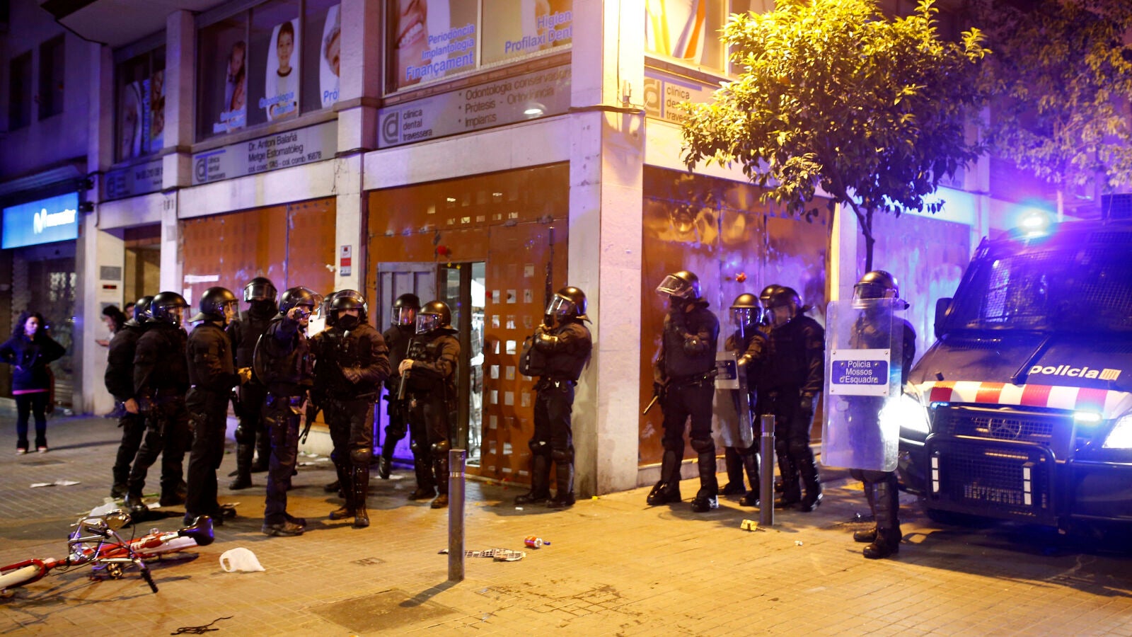 Varios antidisturbios junto al "banco okupado"