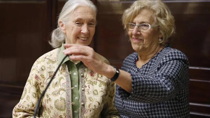 La biológa Jane Goodall y Manuela Carmena, en rueda de prensa