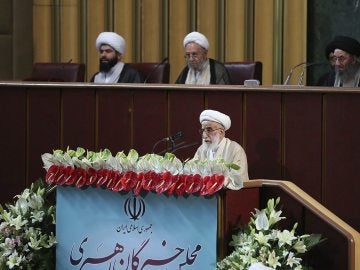 El ayatolá Ahmad Janatí en la reunión inaugural de la Asamblea de Expertos en Teherán, Irán El ayatolá Ahmad Janatí en la reunión inaugural de la Asamblea de Expertos en Teherán, Irán