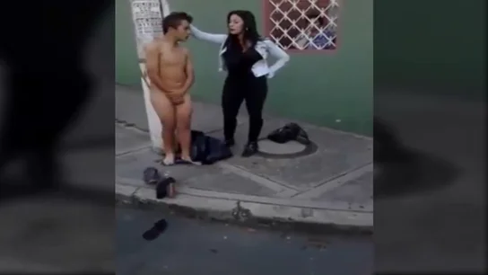 Frame 246.244256 de: Una joven desnuda en plena calle a un ladrón que intentó robarla en Colombia Frame 246.244256 de: Una joven desnuda en plena calle a un ladrón que intentó robarla en Colombia