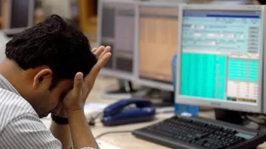 Un trabajador se lamenta en su puesto de trabajo Un trabajador se lamenta en su puesto de trabajo