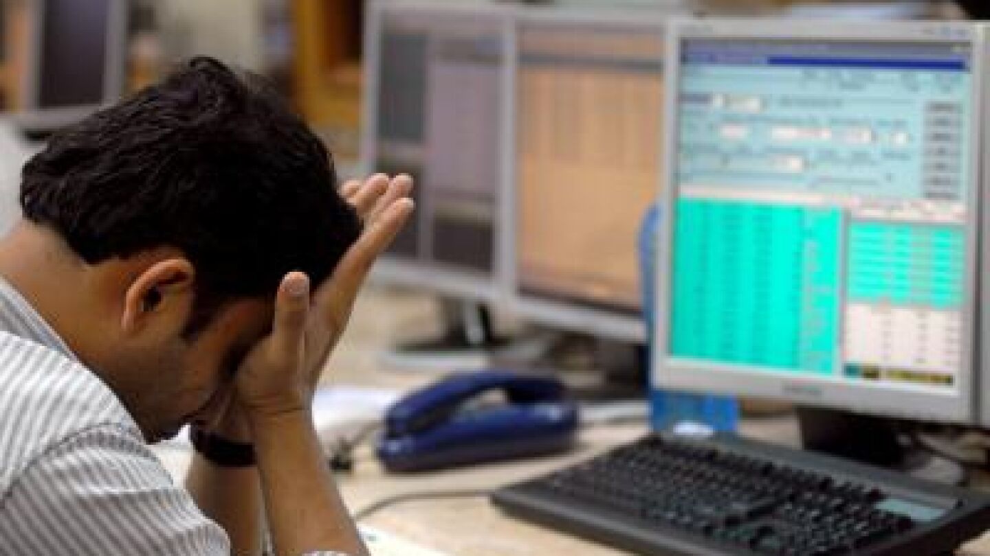 Un trabajador se lamenta en su puesto de trabajo