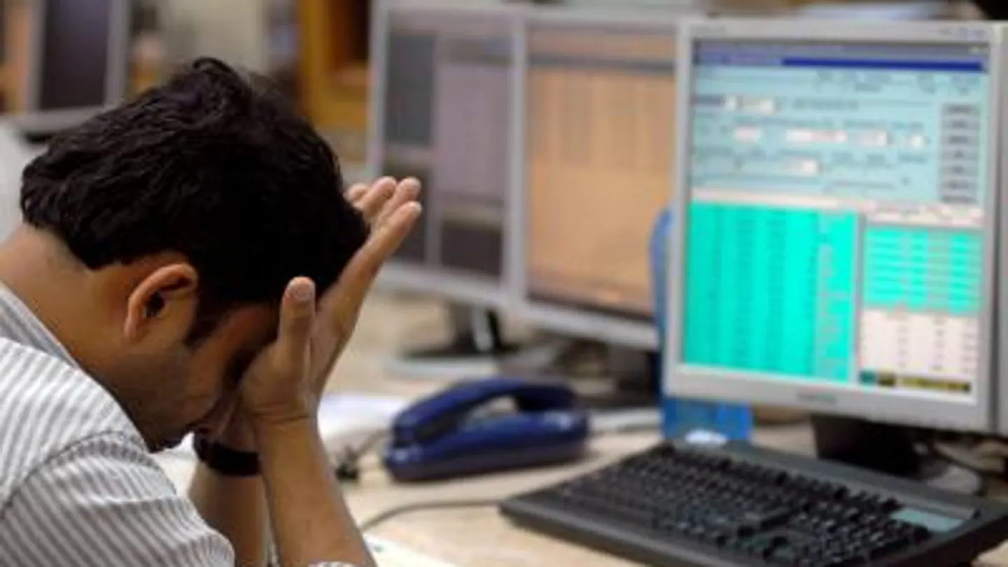 Un trabajador se lamenta en su puesto de trabajo Un trabajador se lamenta en su puesto de trabajo