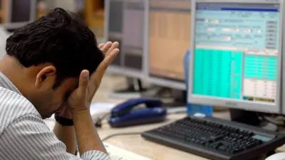 Un trabajador se lamenta en su puesto de trabajo Un trabajador se lamenta en su puesto de trabajo