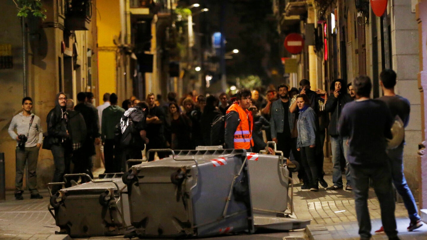 Varios manifestantes durante la protesta por el 'Banc Expropiat'