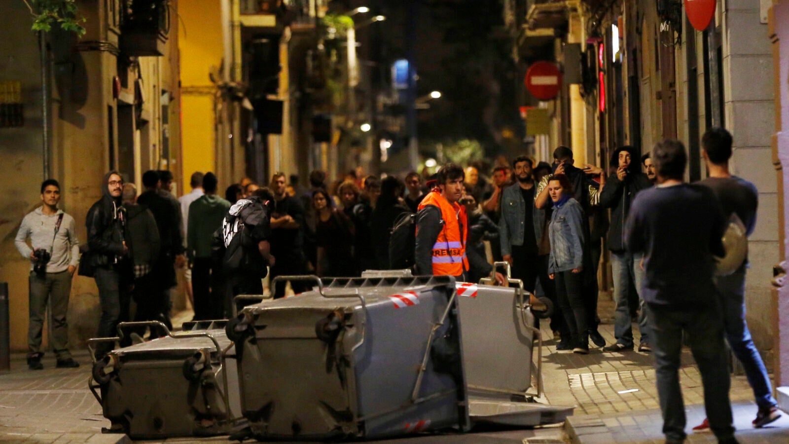 Varios manifestantes durante la protesta por el 'Banc Expropiat'