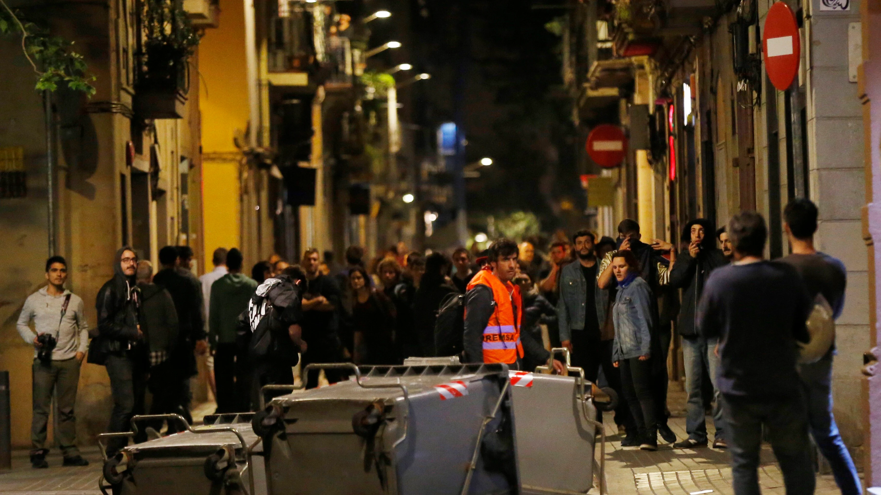 Varios manifestantes durante la protesta por el 'Banc Expropiat'