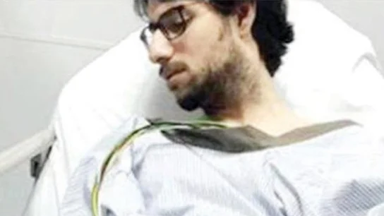 El doctor Muhannad Al Zabn, atendido en camilla tras el disparo El doctor Muhannad Al Zabn, atendido en camilla tras el disparo