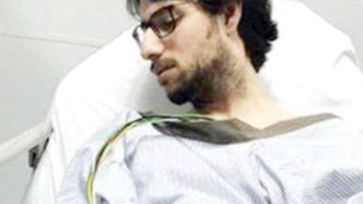 El doctor Muhannad Al Zabn, atendido en camilla tras el disparo