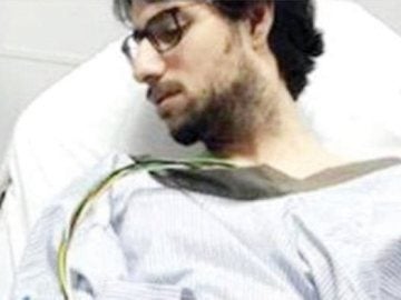 El doctor Muhannad Al Zabn, atendido en camilla tras el disparo El doctor Muhannad Al Zabn, atendido en camilla tras el disparo