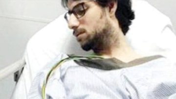 El doctor Muhannad Al Zabn, atendido en camilla tras el disparo