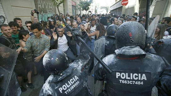 Nuevos enfrentamientos entre manifestantes y mossos en Barcelona Nuevos enfrentamientos entre manifestantes y mossos en Barcelona