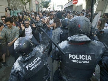 Nuevos enfrentamientos entre manifestantes y mossos en Barcelona Nuevos enfrentamientos entre manifestantes y mossos en Barcelona
