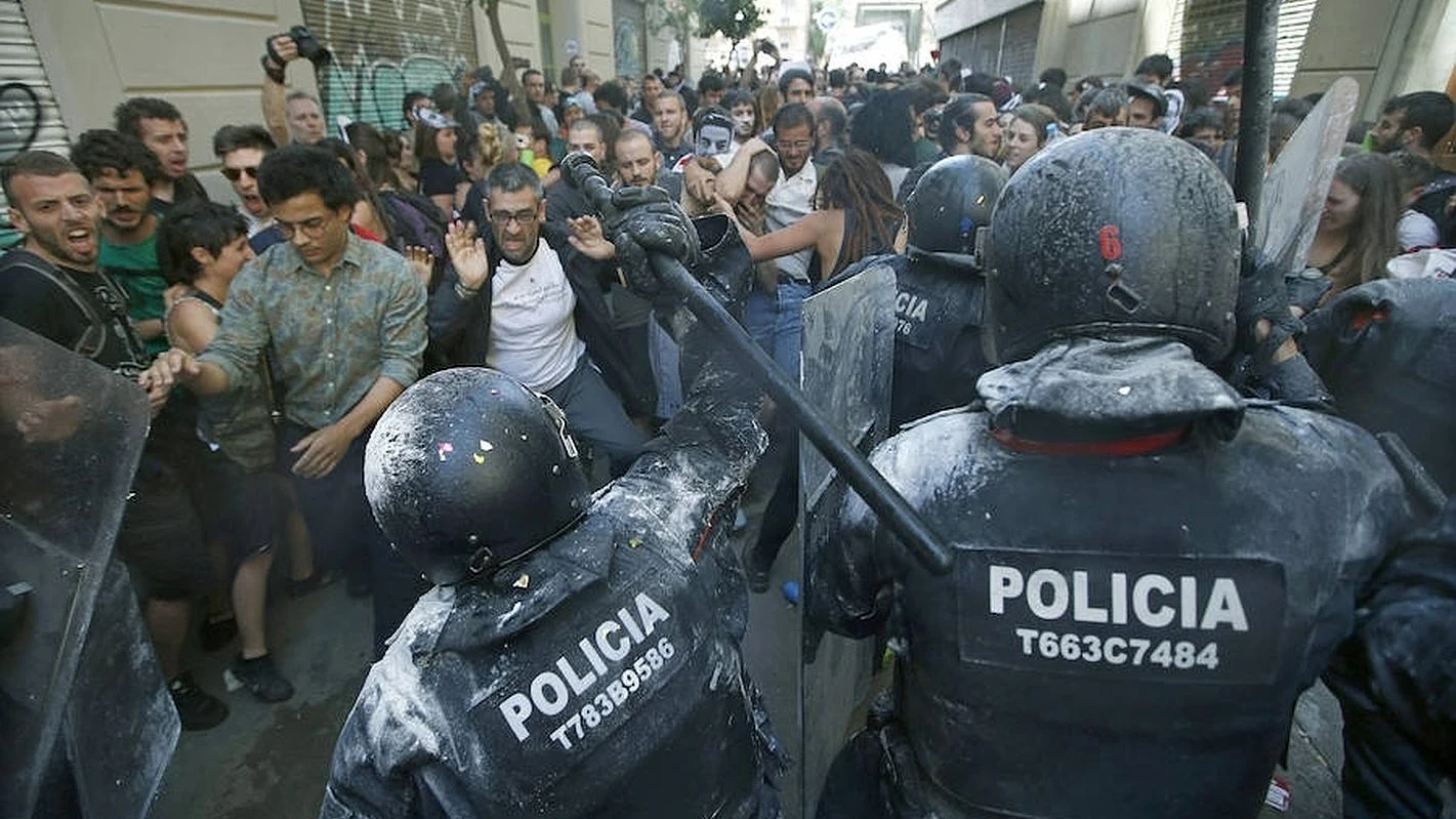 Nuevos enfrentamientos entre manifestantes y mossos en Barcelona