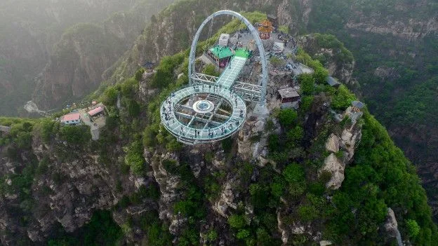 China inaugura el mirador transparente más grande del mundo con 415 metros de altura 