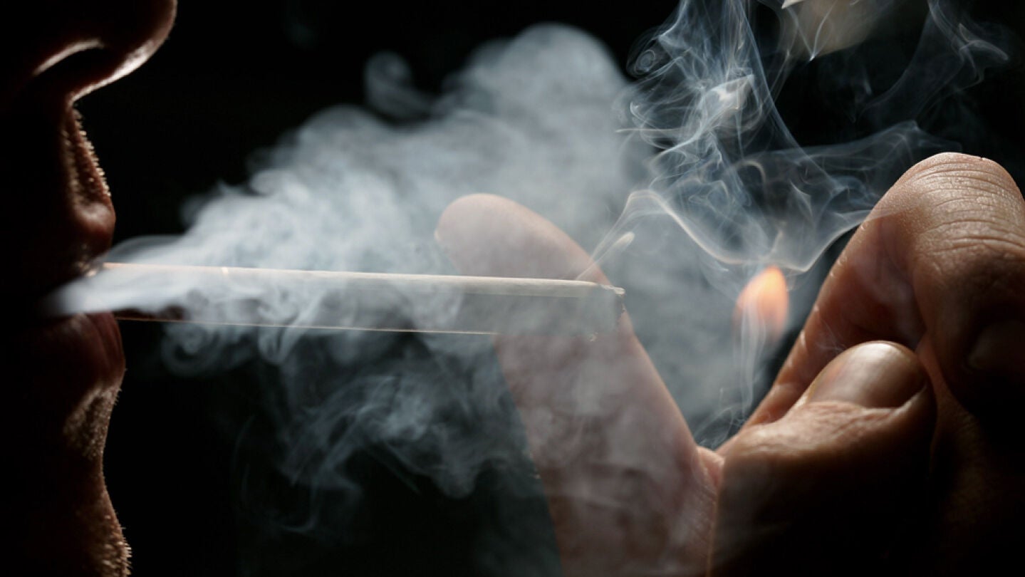 Hombre fumando