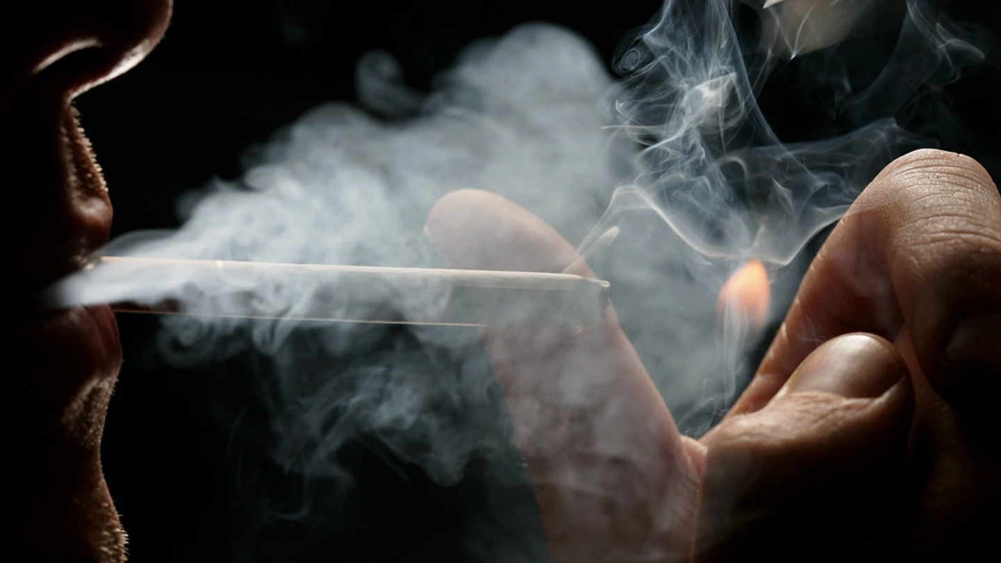 Hombre fumando Hombre fumando