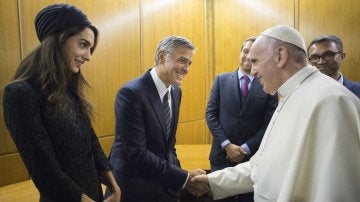George Clooney saluda al Papa Francisco