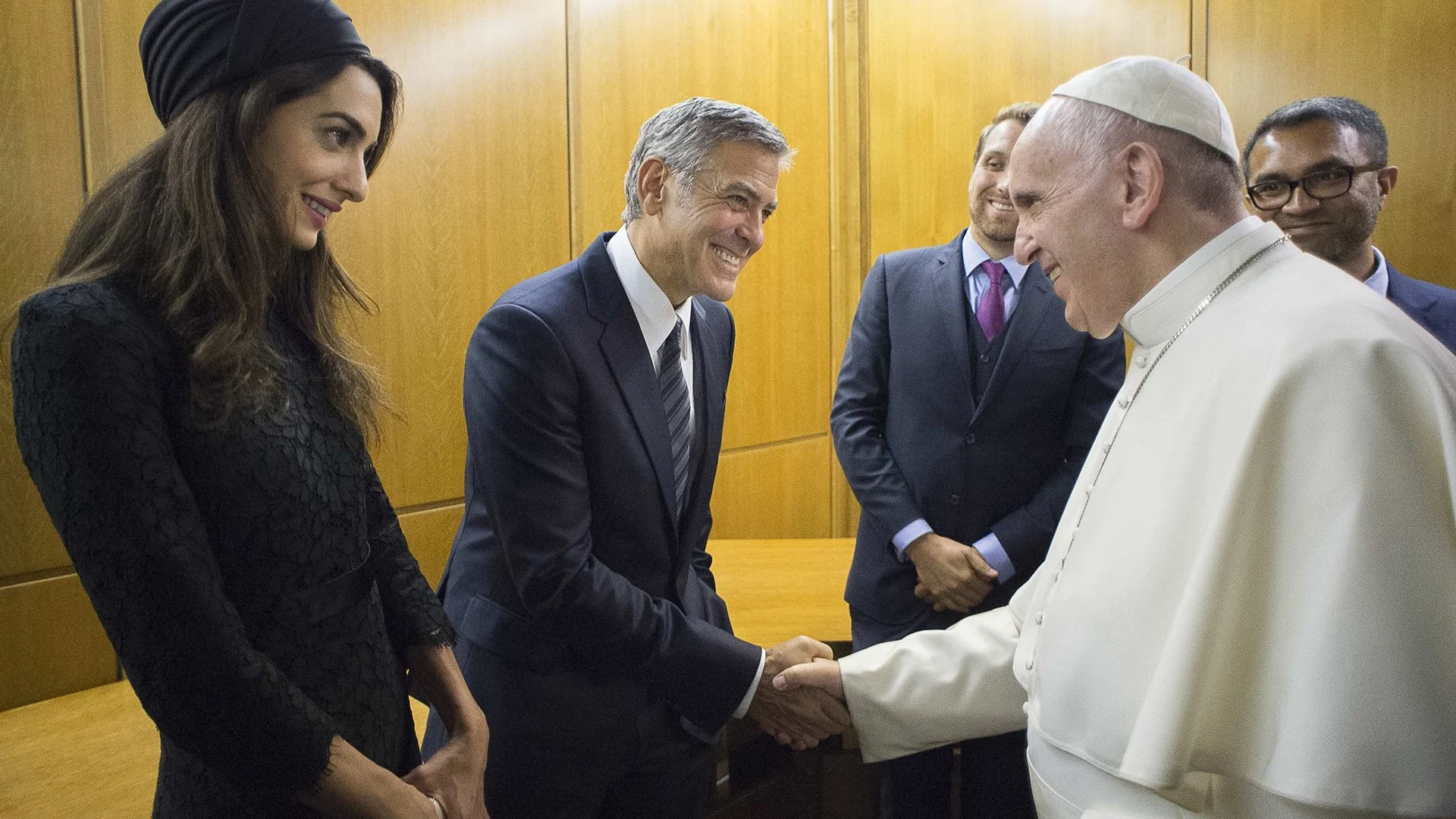 George Clooney saluda al Papa Francisco