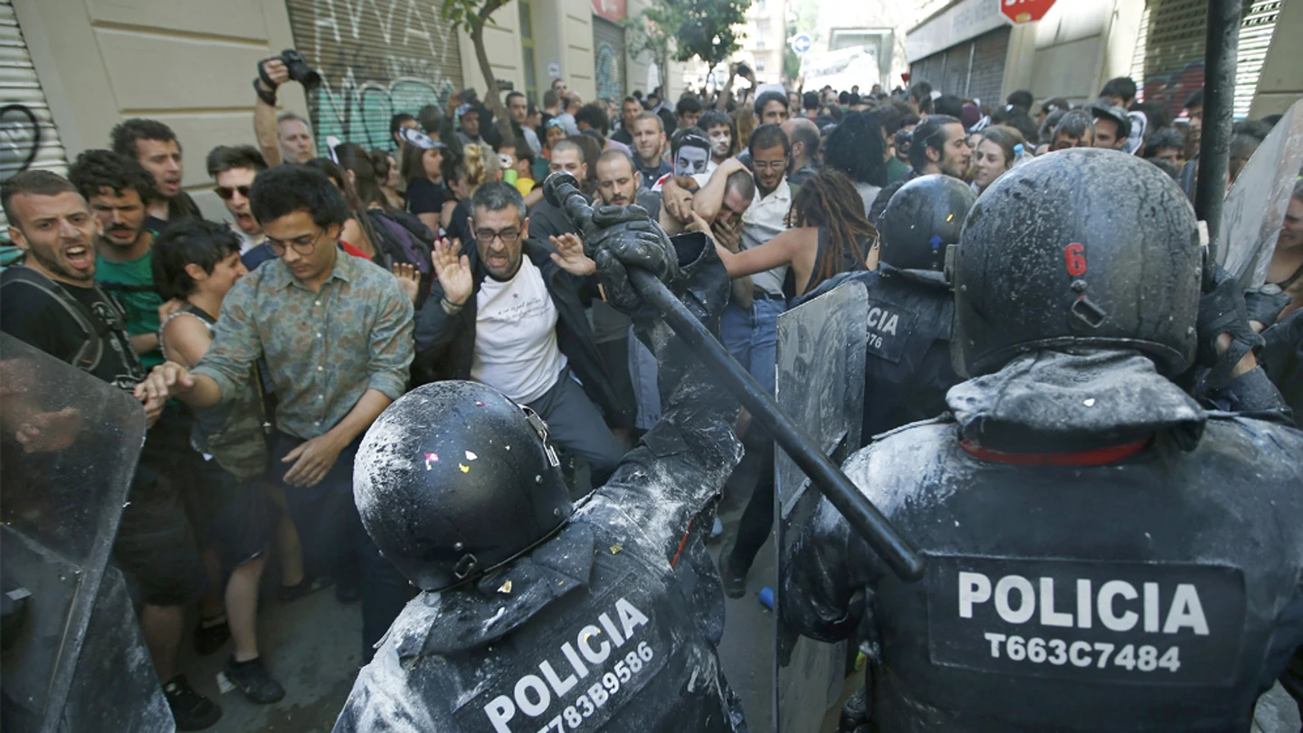 Manifestantes y antidisturbios de los Mossos d'Esquadra, durante los incidentes producidos en el barrio de Gràcia Manifestantes y antidisturbios de los Mossos d'Esquadra, durante los incidentes producidos en el barrio de Gràcia