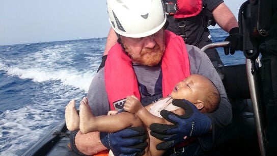 Martin sujeta a un beb&eacute; fallecido durante una traves&iacute;a en el Mediterr&aacute;neo