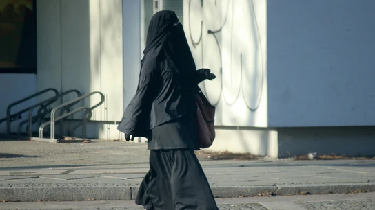 Mujer cubierta completamente