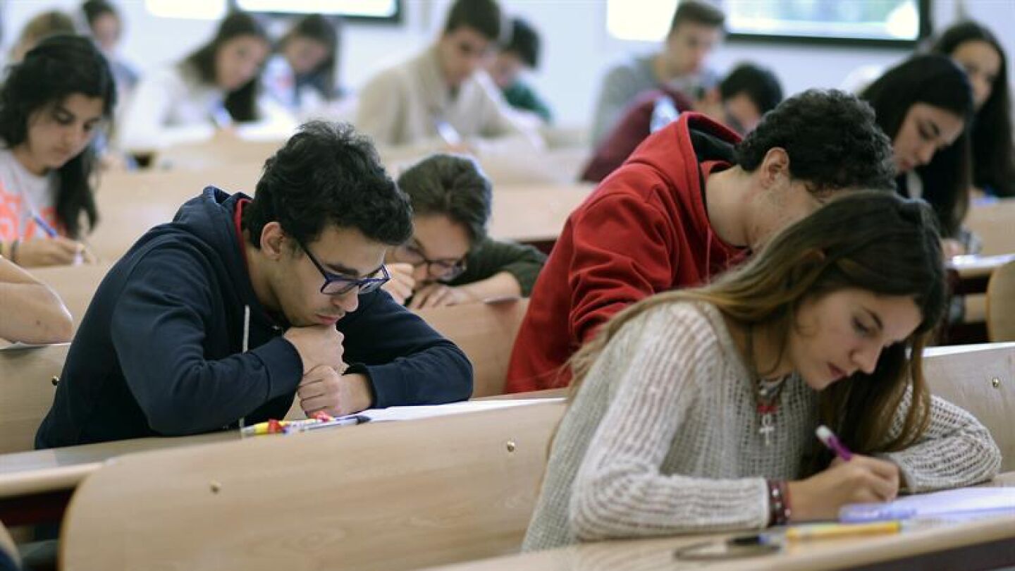 Imagen de archivo de un grupo de estudiantes realiza las pruebas de Selectividad