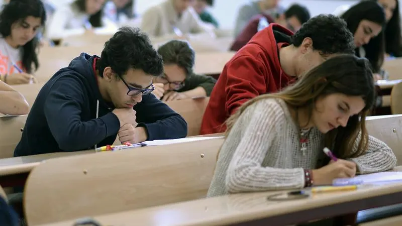 Imagen de archivo de un grupo de estudiantes realiza las pruebas de Selectividad